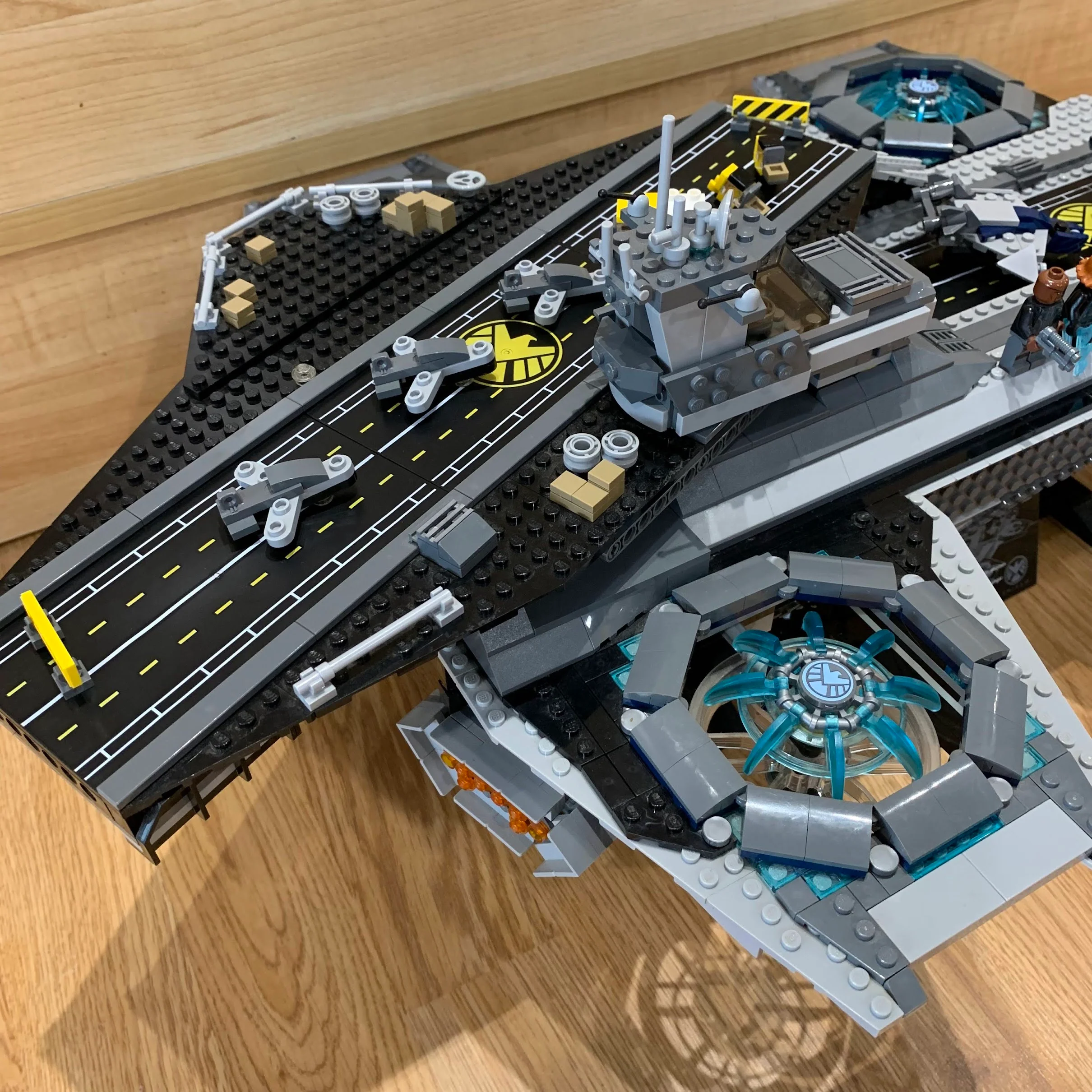 The SHIELD Helicarrier 76042 - Used LEGO Marvel Set - Image 4