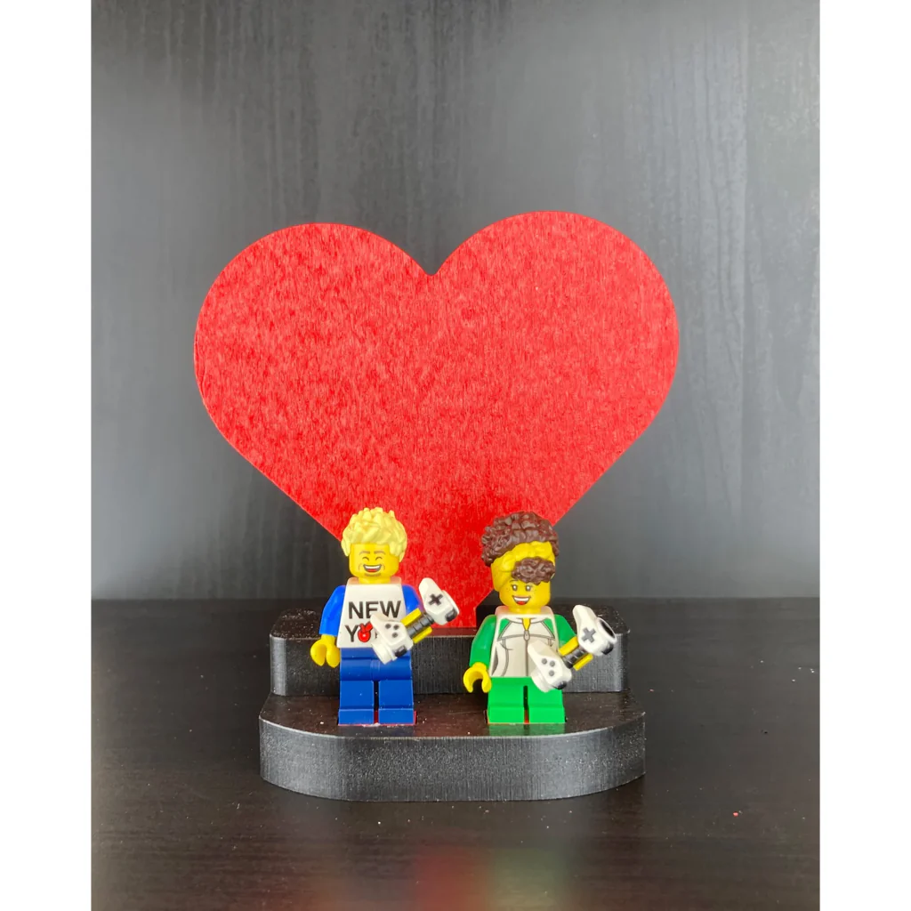 Minifigure Display - Heart (Red) - Image 3